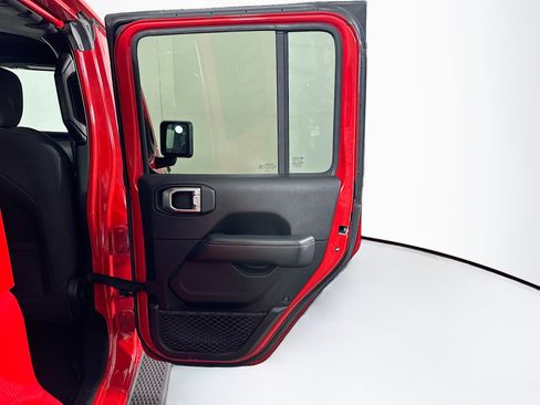 Used 2020 Jeep Wrangler Unlimited Sahara AWD/4WD image 29