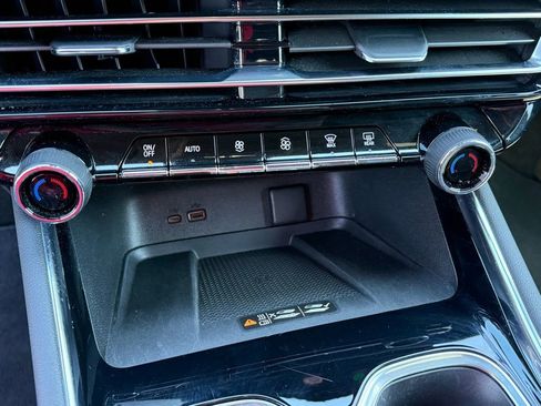 Used 2025 Chevrolet Traverse LT image 21