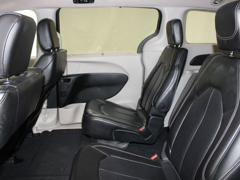 Used 2023 Chrysler Pacifica Touring-L FWD image 21