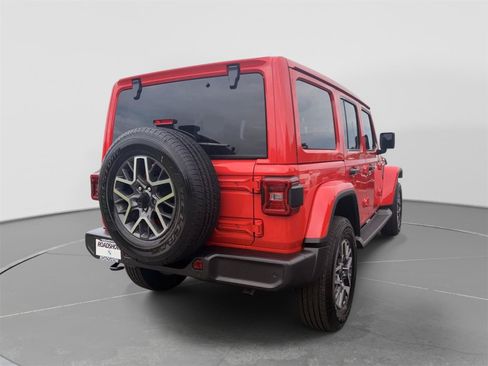 Used 2026 Jeep Wrangler Unlimited Sahara AWD/4WD image 5