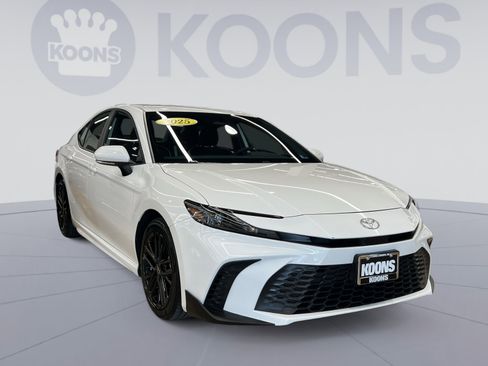 Used 2025 Toyota Camry SE image 7