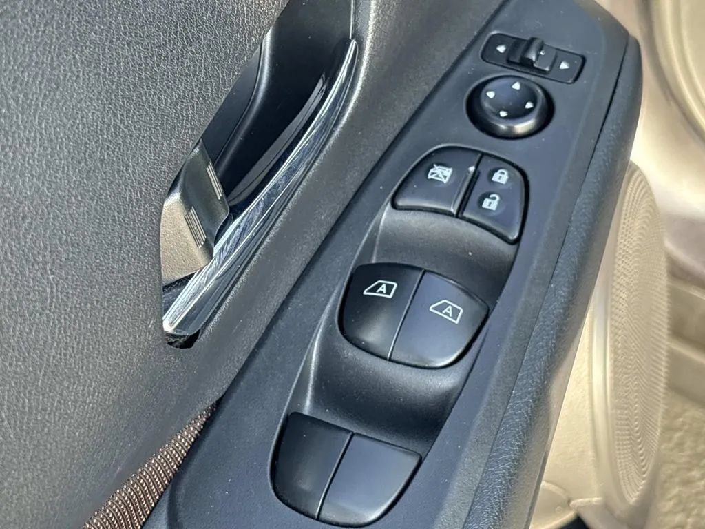 Used 2024 Nissan Kicks SR FWD image 25
