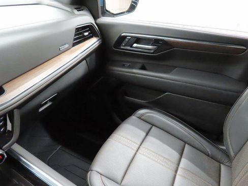 Used 2025 Chevrolet Tahoe High Country image 30