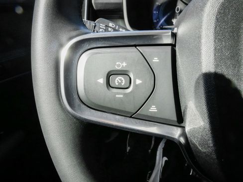 Used 2025 Volvo XC40 B5 Core image 19