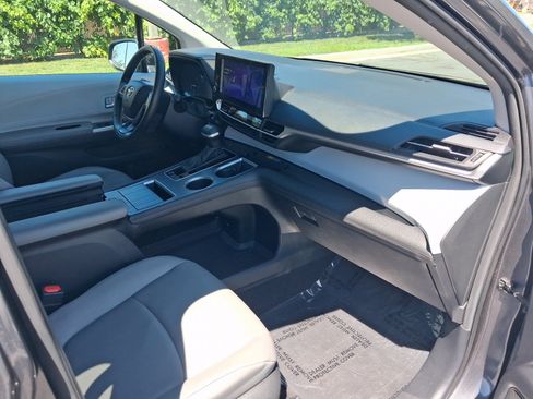 Certified 2025 Toyota Sienna XLE FWD image 28