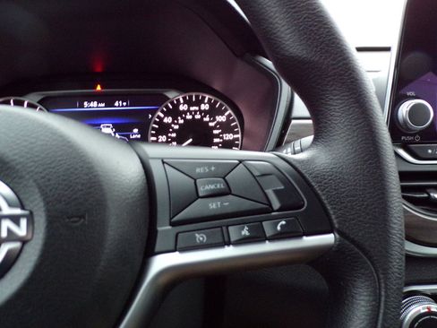 Used 2024 Nissan Altima 2.5 SV image 18