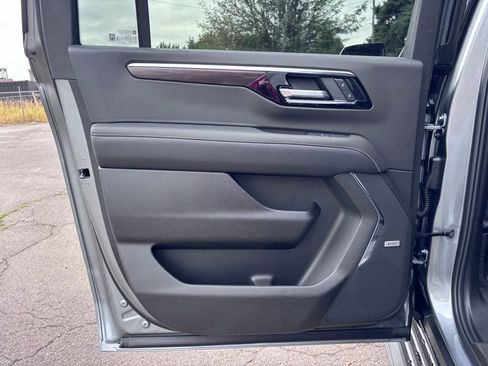 New 2025 Chevrolet Suburban Premier image 41