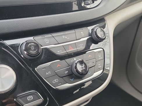 Used 2020 Chrysler Pacifica Touring w/ Tire & Wheel Group image 30