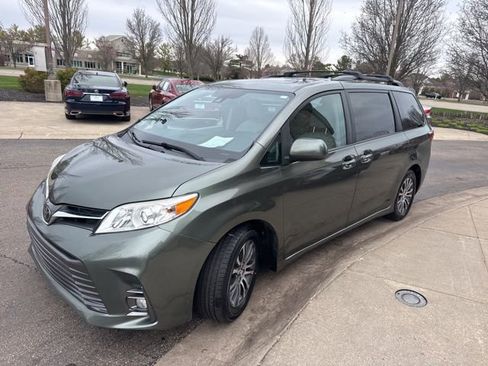 Used 2018 Toyota Sienna XLE w/ XLE Navigation Package image 7