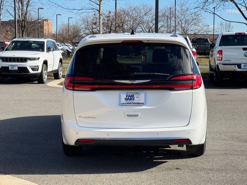 Certified 2025 Chrysler Pacifica Select image 8