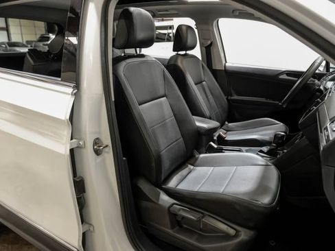 Used 2018 Volkswagen Tiguan SE w/ Panoramic Sunroof Package FWD image 32