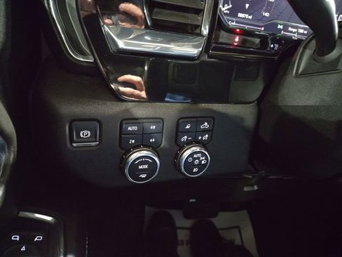 Used 2024 GMC Sierra 3500 SLT w/ SLT Premium Package image 21