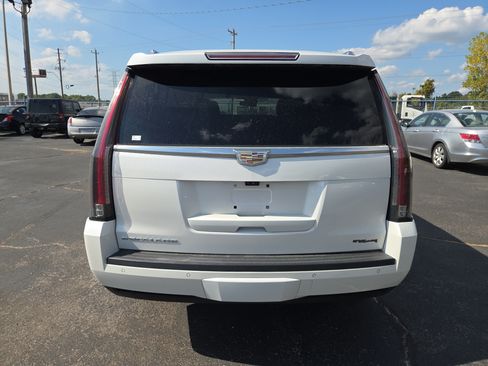 Used 2017 Cadillac Escalade Luxury RWD image 4