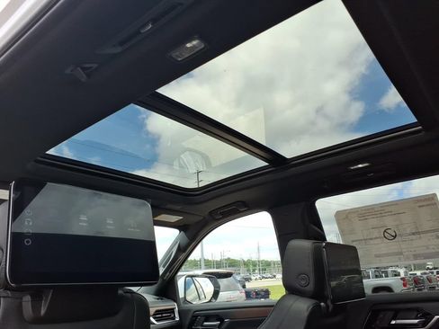 New 2026 GMC Yukon Denali w/ Denali Reserve Package AWD/4WD image 17