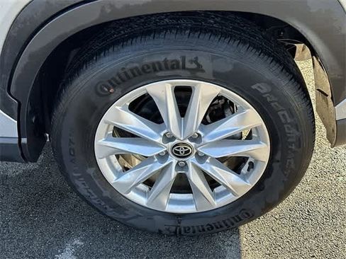 Used 2024 Toyota Corolla Cross LE image 5