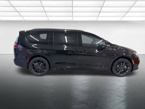 New 2026 Chrysler Pacifica Select w/ S Appearance Package image 8