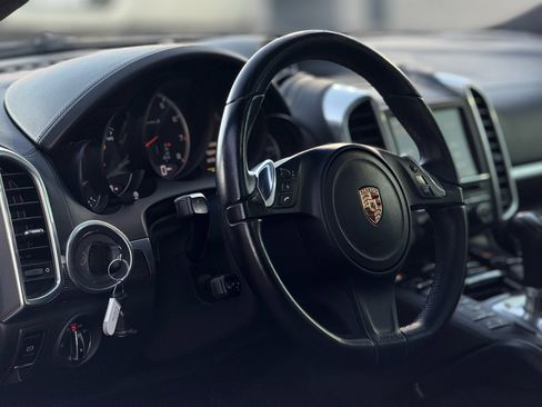 Used 2014 Porsche Cayenne Turbo image 10