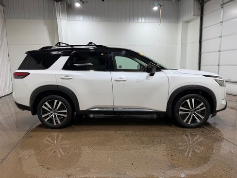Used 2025 Nissan Pathfinder Platinum AWD/4WD image 3