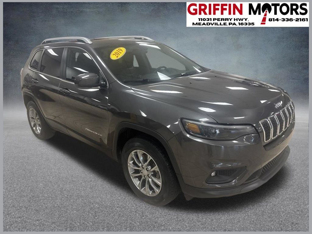 Used 2019 Jeep Cherokee Latitude Plus w/ Cold Weather Group AWD/4WD image 1