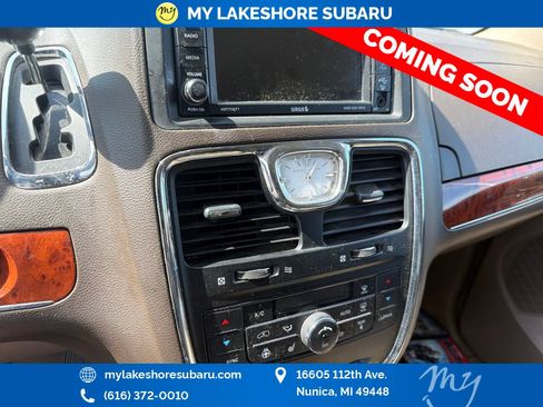 Used 2015 Chrysler Town & Country Touring w/ Driver Convenience Group FWD image 12