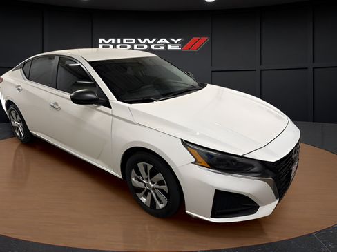 Used 2025 Nissan Altima 2.5 S FWD image 1