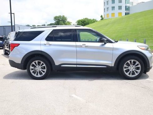 Used 2023 Ford Explorer Limited AWD/4WD image 4