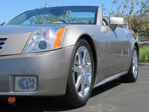 Used 2004 Cadillac XLR RWD image 24