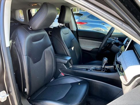 Used 2022 Jeep Compass Latitude image 10