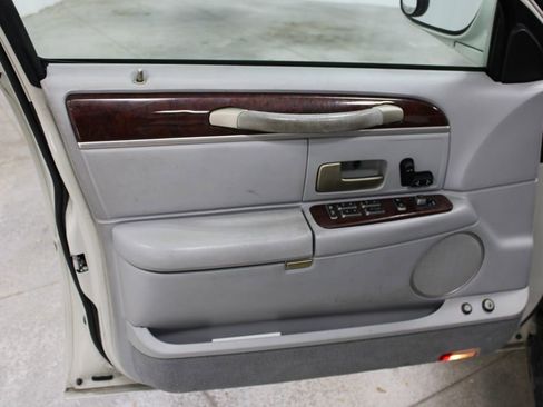 Used 2004 Lincoln Town Car Signature image 31