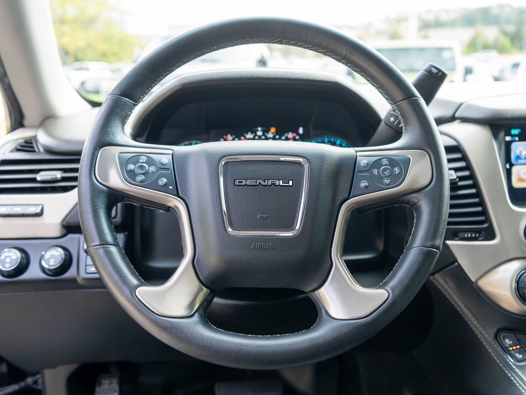 Used 2018 GMC Yukon Denali w/ Denali Ultimate Black Edition AWD/4WD image 19