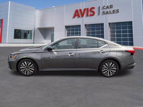 Used 2025 Nissan Altima 2.5 SV FWD image 8