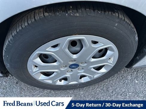 Used 2012 Ford Focus SE w/ SE Winter Pkg image 3