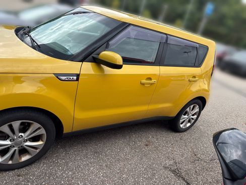 Used 2015 Kia Soul + FWD image 3
