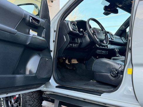 Used 2019 Toyota Tacoma TRD Off-Road image 5
