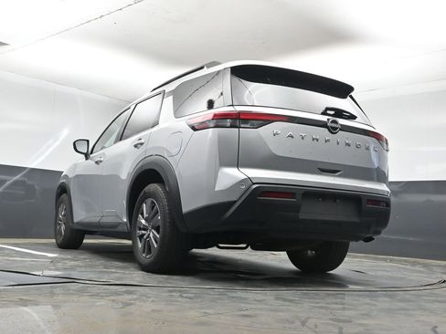 Used 2025 Nissan Pathfinder SV image 12