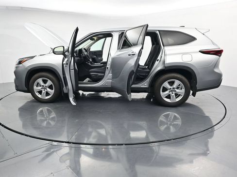 Used 2024 Toyota Highlander LE AWD/4WD image 42