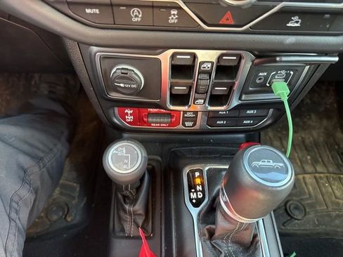 Used 2024 Jeep Gladiator Rubicon w/ Technology Group AWD/4WD image 16