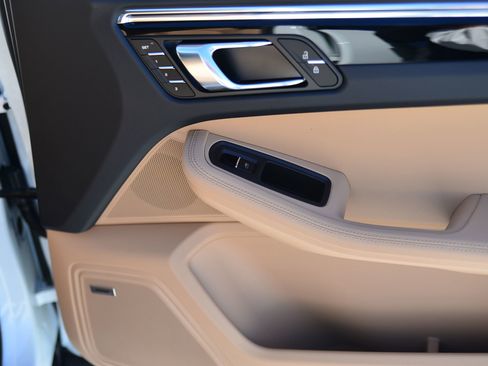 Certified 2026 Porsche Macan AWD/4WD image 25