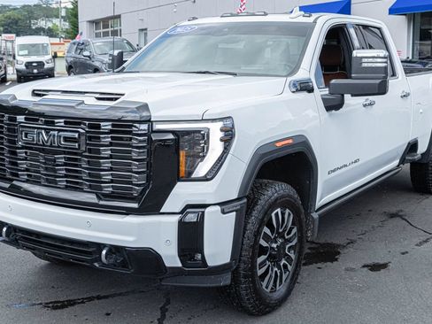 Used 2025 GMC Sierra 3500 Denali Ultimate AWD/4WD image 2