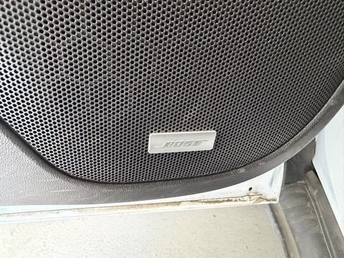 Used 2023 GMC Acadia SLT w/ Preferred Package image 3