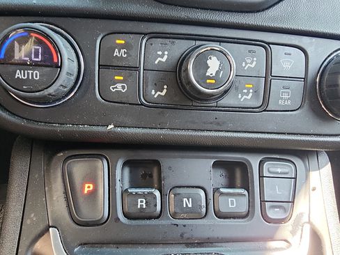 Used 2018 GMC Terrain SLE w/ Driver Convenience Package FWD image 16