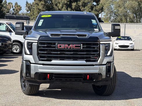 Used 2025 GMC Sierra 2500 AT4 AWD/4WD image 2