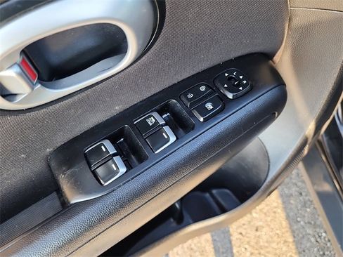 Used 2018 Kia Soul Base w/ Convenience Package image 11