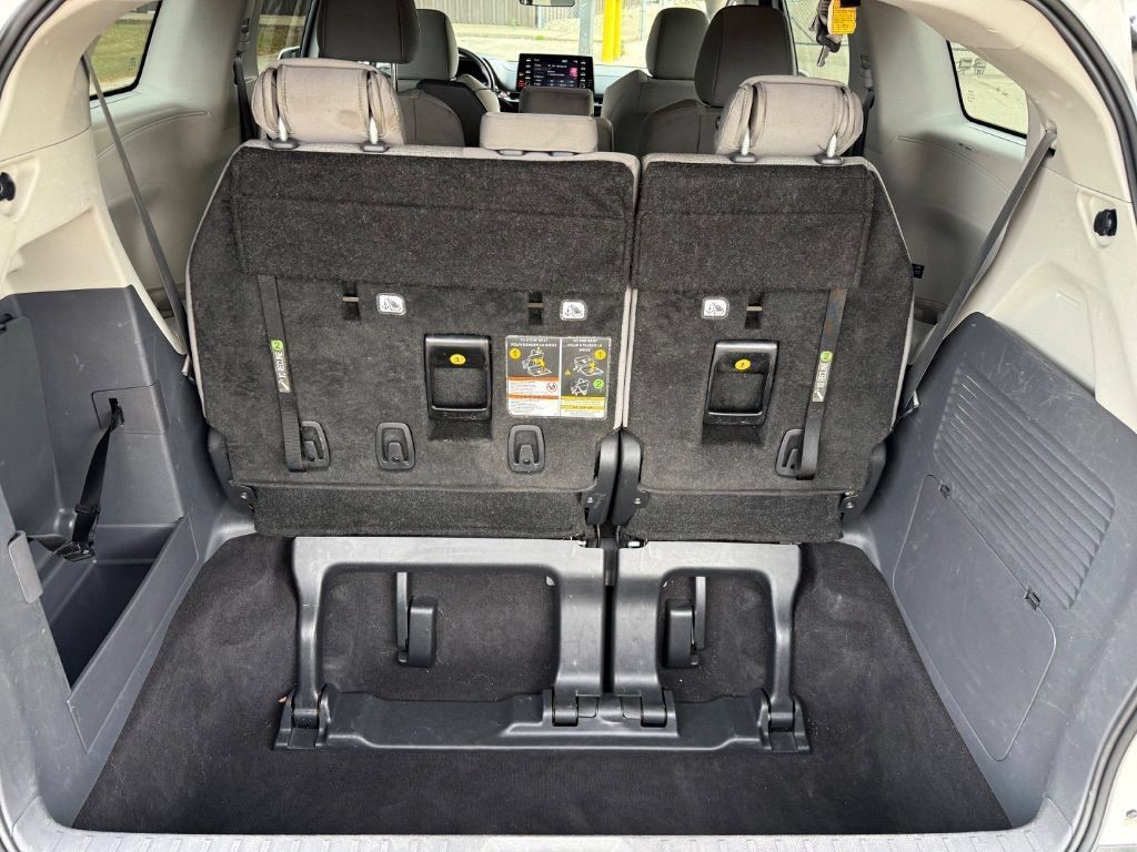 Used 2024 Toyota Sienna LE FWD image 3