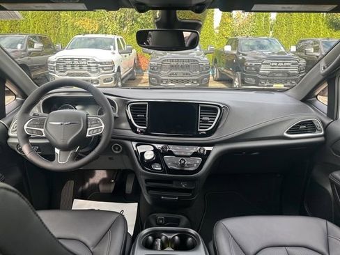 New 2026 Chrysler Pacifica Select image 10