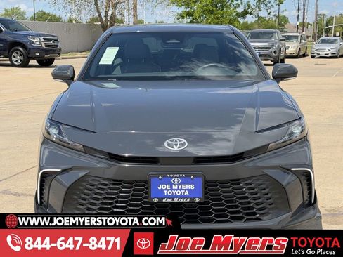 Used 2025 Toyota Camry SE w/ Convenience Package image 3