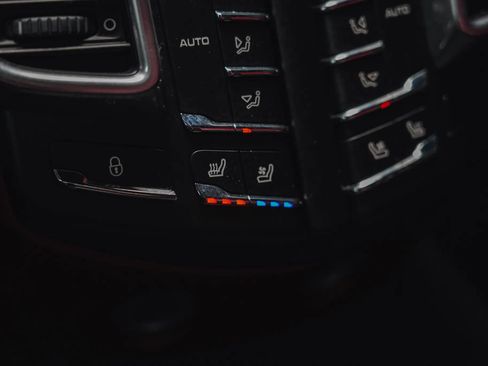 Used 2015 Porsche Cayenne Turbo image 47