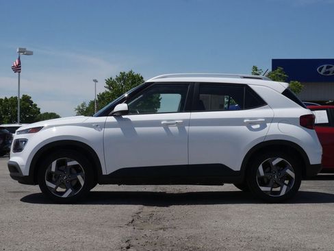 Used 2025 Hyundai Venue SEL FWD image 12