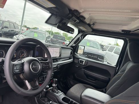 Used 2025 Jeep Gladiator Mojave w/ Convenience Group AWD/4WD image 26