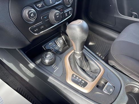 Used 2016 Jeep Cherokee Latitude AWD/4WD image 28